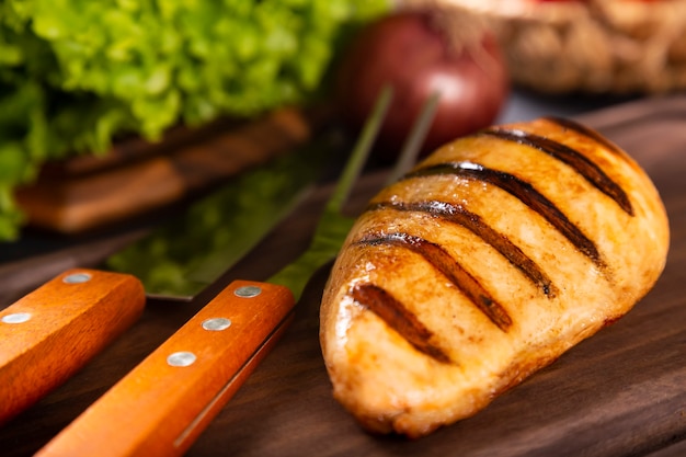 Gustoso pollo alla griglia con insalata