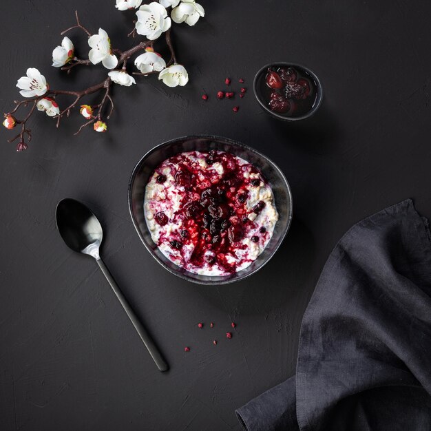 Gustoso porridge di farina d'avena con guarnizione di frutti di bosco su tavola idfsl piatto