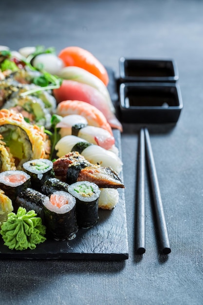 Gustoso set di sushi a base di verdure fresche e frutti di mare