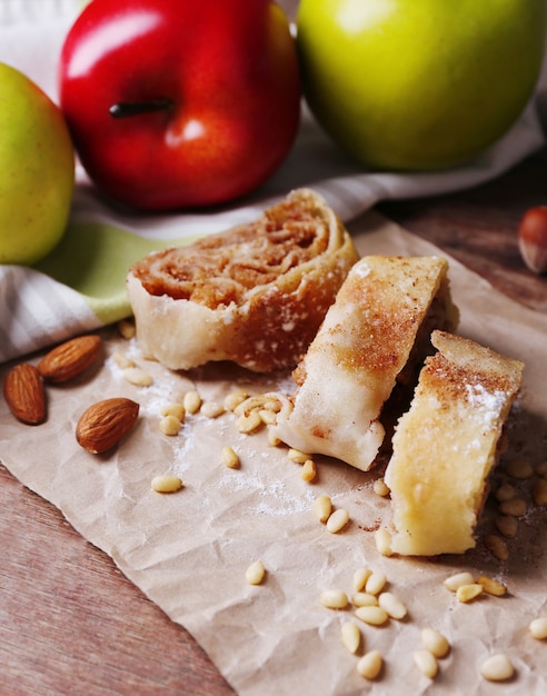 Gustoso strudel di mele fatto in casa su tovagliolo di carta, su fondo di legno