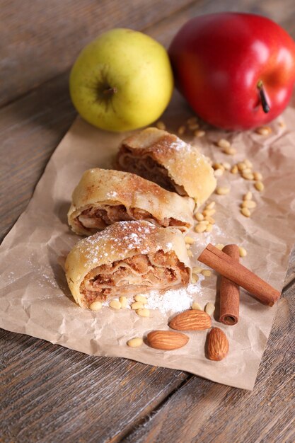 Gustoso strudel di mele fatto in casa su tovagliolo di carta, su fondo di legno