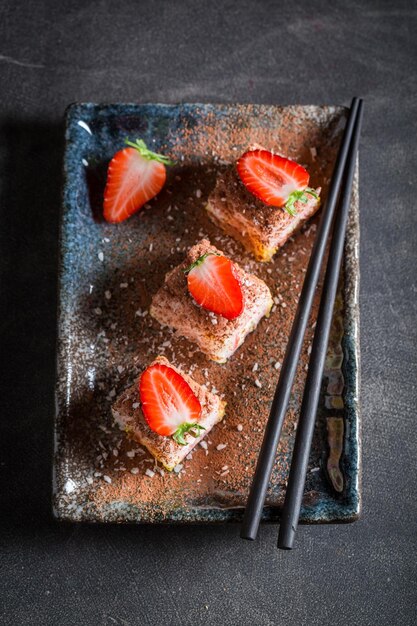 Gustoso sushi dolce con cioccolato e mango