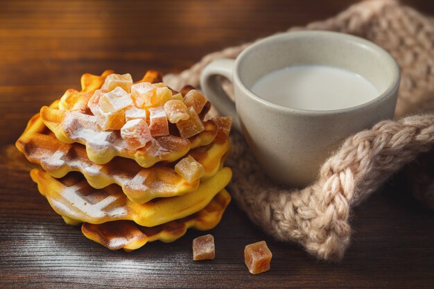 Gustoso waffle belga con una tazza di latte