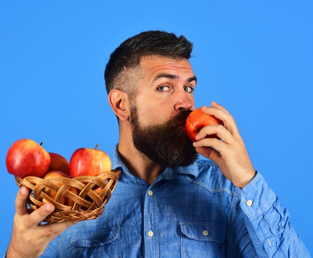 Guy presenta il raccolto nostrano Concetto di colture autunnali dell'agricoltore