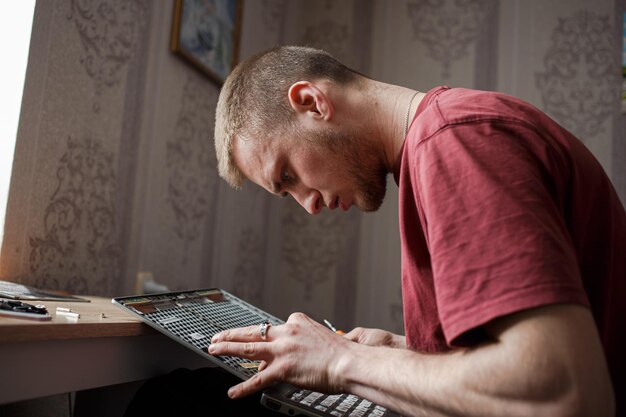 Guy ripara il laptop a casa