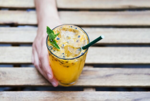 Guy tiene una limonata al frutto della passione