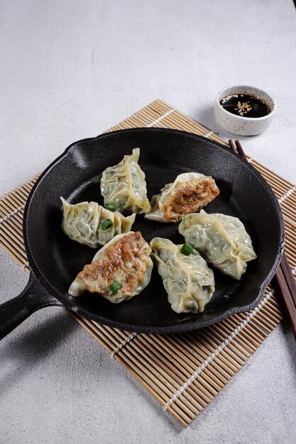 Gyoza ayam sono gnocchi giapponesi con pollo e verdure per il ripieno