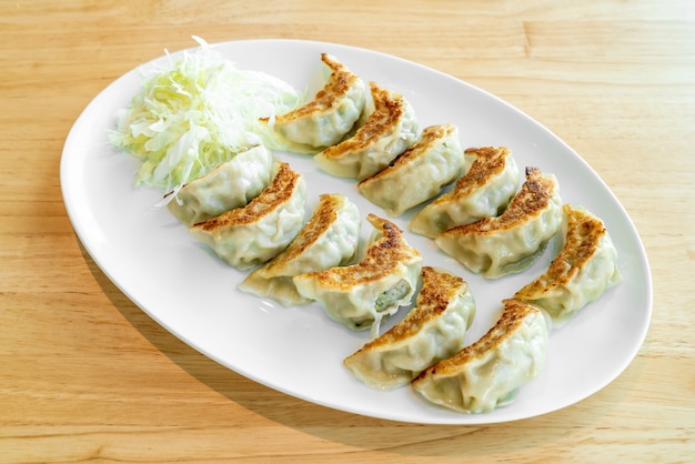 Gyoza giapponese o gnocchi con salsa di soia