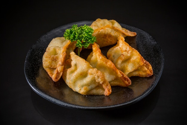 Gyoza giapponese su sfondo nero