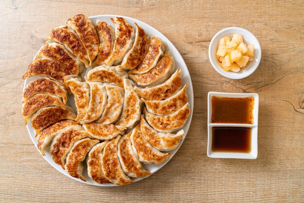 gyoza o gnocchi fritti con salsa di soia