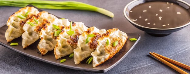 Gyoza o gnocchi snack con salsa di soia