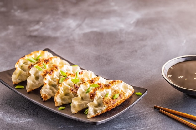 Gyoza o gnocchi snack con salsa di soia