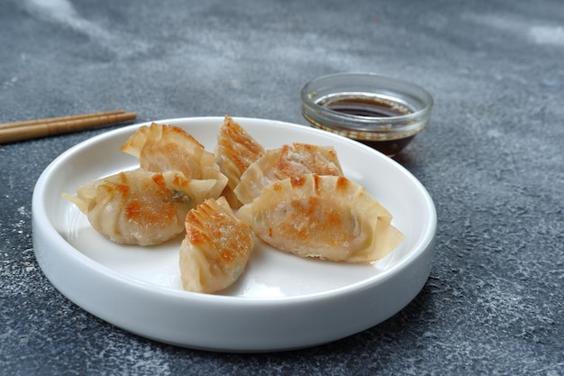 gyoza o Jiaozi o mandu, gnocco asiatico con salsa di immersione