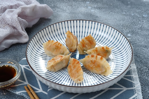 gyoza o Jiaozi o mandu, gnocco asiatico con salsa di immersione