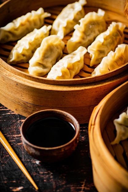 Gyoza pronti al vapore con salsa di soia