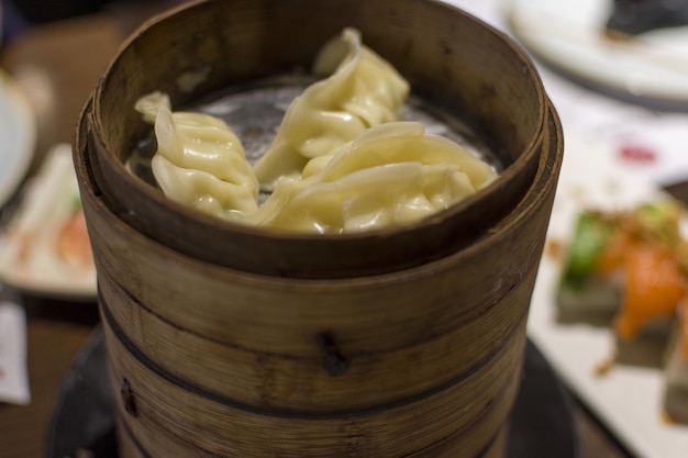 Gyoza tradizionali fatti in casa con pollo e verdure