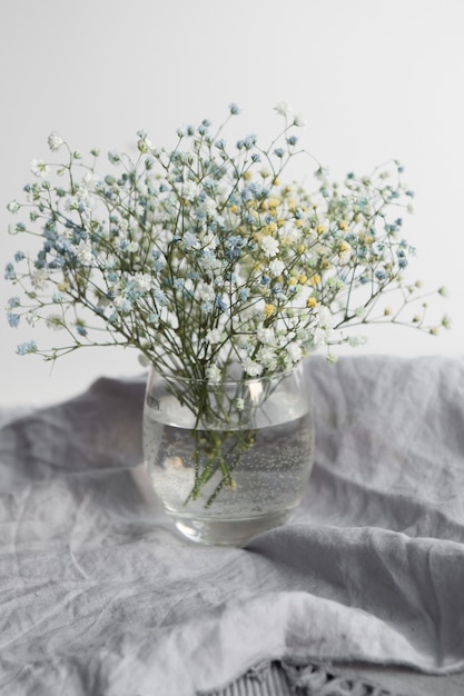 Gypsophila arcobaleno, colore diverso. Bellissimo bouquet di fiori misti in vetro su grigio.