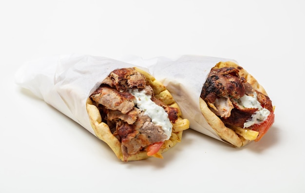 Gyro pita shawarma porta via il cibo di strada Cibo tradizionale greco turco a base di carne isolato su sfondo bianco