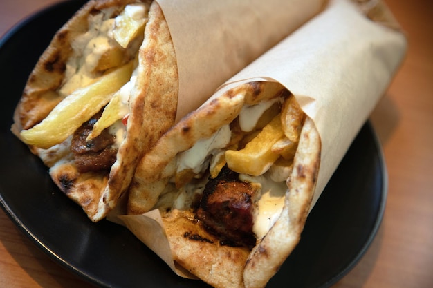 Gyro pita shawarma take away street food Cibo tradizionale greco turco a base di carne