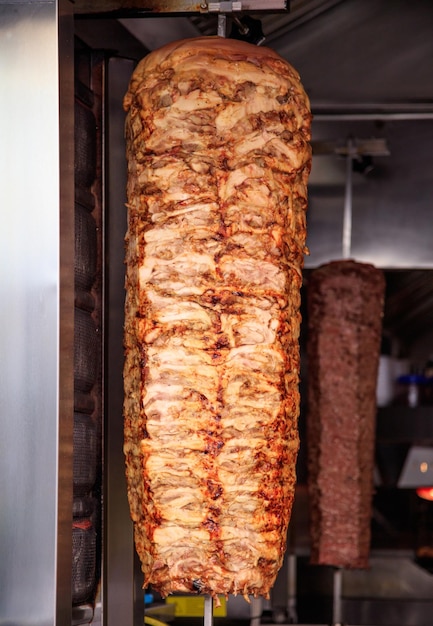 Gyros doner Fette di carne su uno spiedino