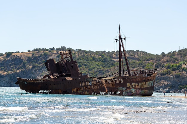 Gytheio Grecia 18 luglio 2021 nave Dimitrios nella spiaggia di Glyfada la spiaggia del naufragio Relitto di una vecchia nave pirata abbandonata attrazione turistica Nel tempo è vittima di deterioramento e usura