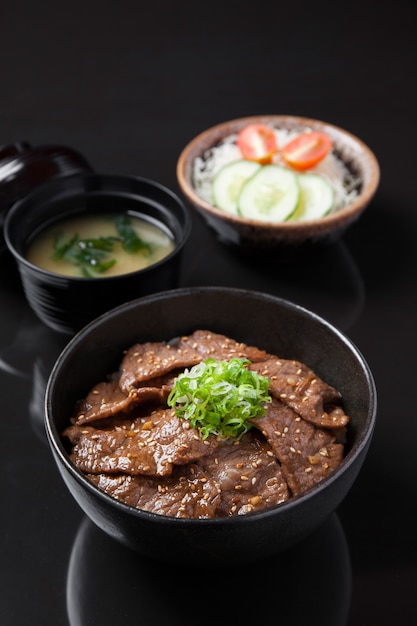 Gyudon con zuppa di miso e insalata