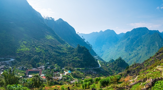 Ha Giang geoparco carsico paesaggio montano nel Vietnam del Nord