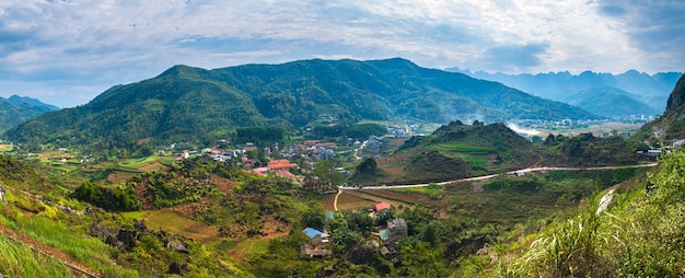 Ha Giang geoparco carsico paesaggio montano nel Vietnam del Nord