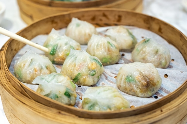 Ha gow foglio di pasta riempito di verdure. dim sum cibo cinese nel vassoio di legno