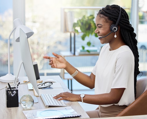 Ha il miglior consiglio Inquadratura di una giovane agente di call center che usa un computer al lavoro