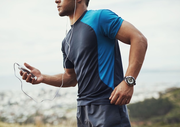 Ha la pista perfetta per correre Ripresa ritagliata di un giovane che corre all'aperto