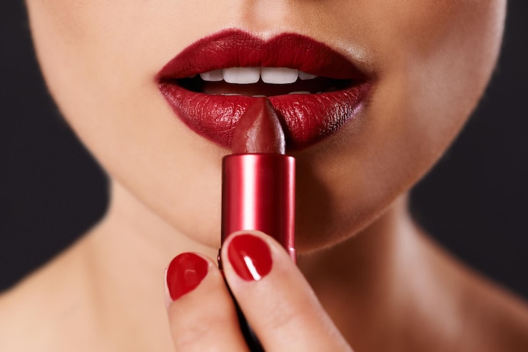 Foto ha lineamenti perfetti inquadratura ritagliata del viso di una bellissima giovane donna