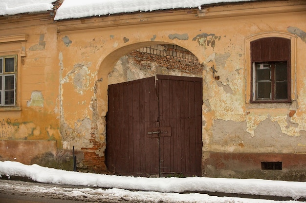 Ha nevicato magnificamente nella città medievale di Rasnov in Romania.