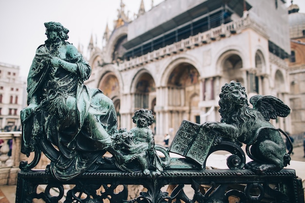 Ha organizzato la vecchia scultura sul ponte