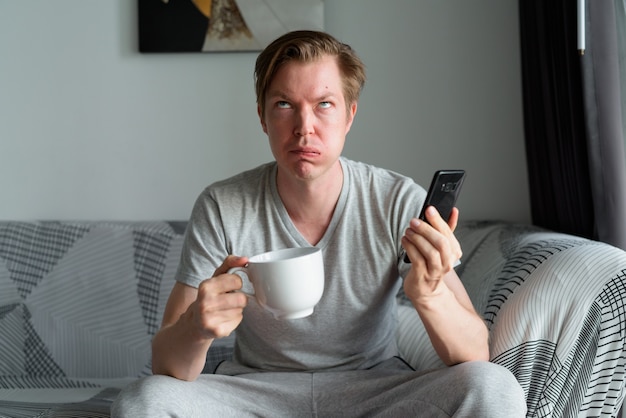 Ha sottolineato il giovane con il caffè che sembra infastidito durante l'utilizzo del telefono a casa