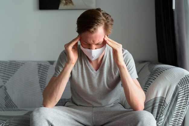 Ha sottolineato il giovane con la maschera che ha mal di testa a casa in quarantena