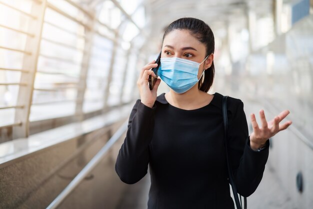 Ha sottolineato la donna che indossa una maschera medica e parlando al cellulare