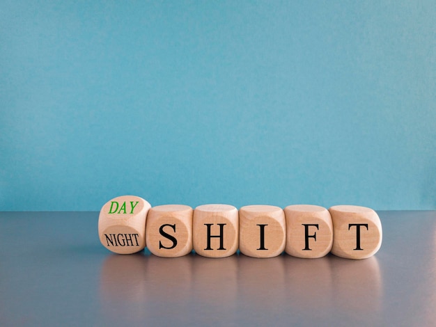 Ha trasformato i cubi di legno e ha cambiato le parole day shift in day night