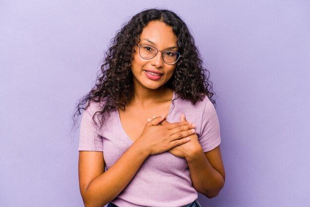 Ha un'espressione amichevole premendo il palmo sul petto Concetto di amore