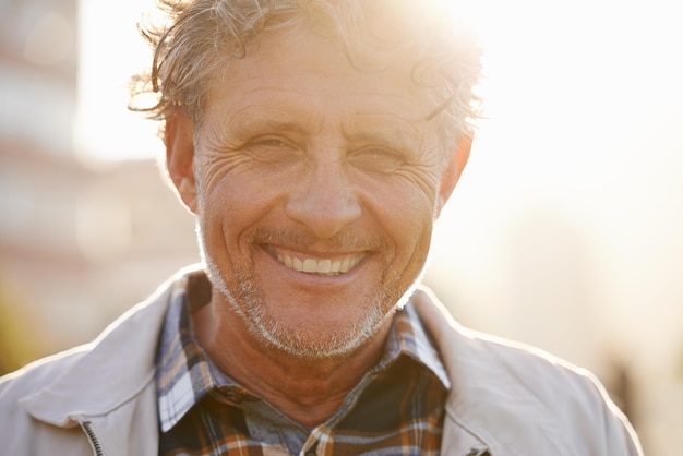 Ha una visione solare della vita Ritratto di un uomo di mezza età dall'aspetto amichevole all'esterno