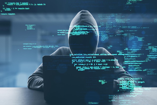 Hacker alla scrivania usando laptop con codifica creativa linguaggio html su sfondo sfocato interno dell'ufficio sviluppatore web hacking malware e concetto di programmazione doppia esposizione