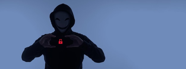 Hacker Anonymous e maschera facciale con smartphone in mano