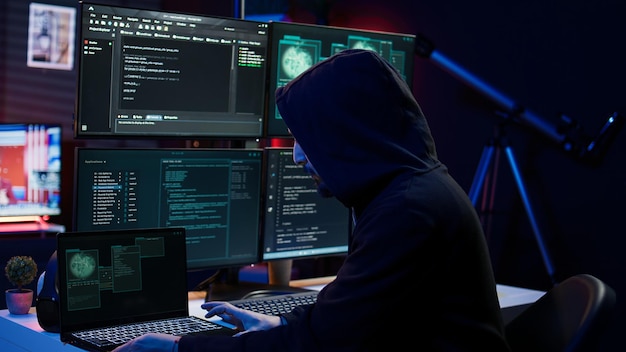 Hacker che arriva in un rifugio sotterraneo nascosto pronto a lanciare un attacco DDoS