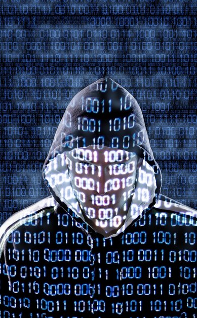 Hacker che guarda direttamente alla telecamera