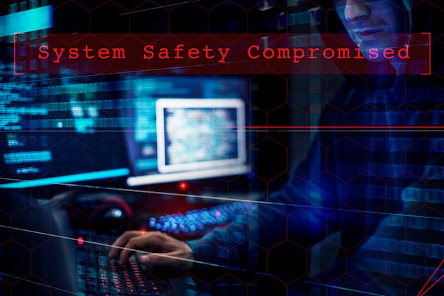 Hacker che ha hackerato un sistema di dati