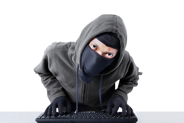 Hacker che ruba informazioni
