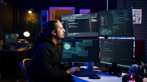 Hacker che scrive velocemente sulla tastiera in fretta per finire di sviluppare software spyware