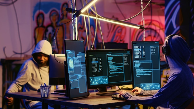 Hacker che scrivono un codice di spoofing della posizione