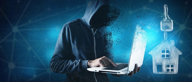 Hacker che tenta di hackerare la sicurezza domestica intelligente