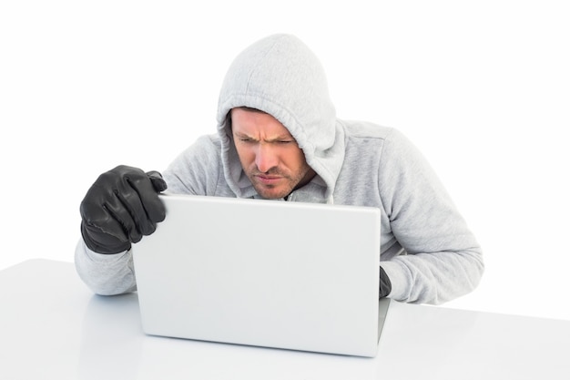 Hacker che usa il laptop per rubare l&#39;identità